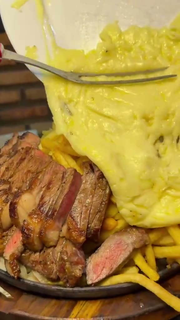 Chapa com carne, batata frita e queijo derretido